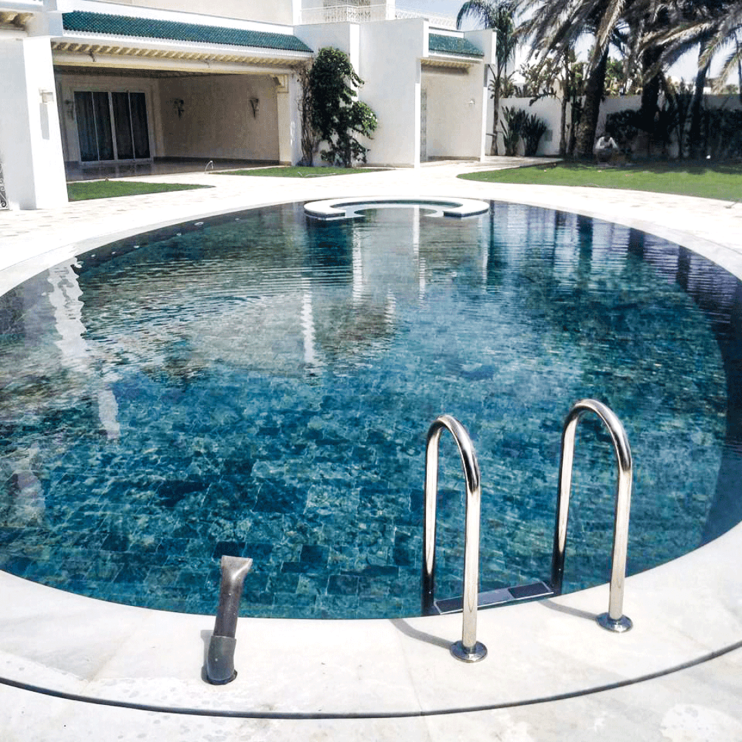 Projet de piscine dans une villa avec design personnalisé.